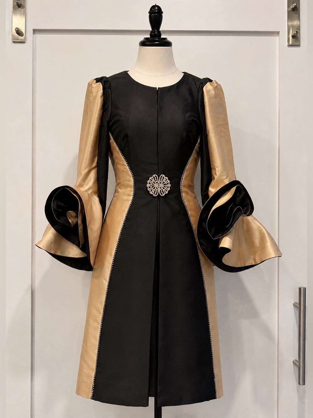 Donna Vinci Women Dress Size 8 Black Gold Ruffle Sleeve Crystal Brooch Midi